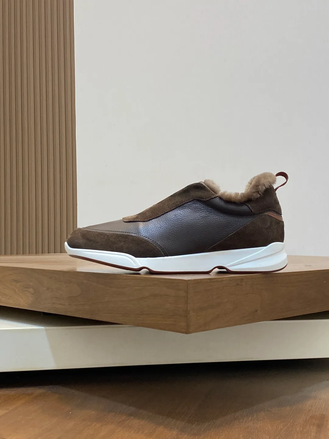 Men's shoes 💰840 Winter LoroPiana WeekendWalk men's wool warm sneakers! Specially designed wool warm shoes for men! This WeekEndWalkEvo casual shoe reinterprets the WeekEnd casual shoe with a design that combines the characteristics of running shoes and walking shoes. An improved version of the classic shoe style in the autumn/winter series, the shoe body is made of fleece cotton blend with a slight elasticity to ensure that the upper part of the shoe is covered and fitted. The narrow silhouette in the middle and the warmth of the integrated fur lining make the shoes comfortable and practical to wear. The shoe details, combined with the lightweight rubber sole with ridged edges, add a sporty feel to the shoe. Kummel rubber sole with stitching and ultra-light technical material sole: This design structure helps distribute weight properly and improve shock absorption. Raised edges on the sole ensure traction and stability during walking. Body: 97% cotton, 3% spandex lining. Wool sole rubber! Size: 39/40/41/42/43/44 (45.46 customized) standard leather shoe size original box package